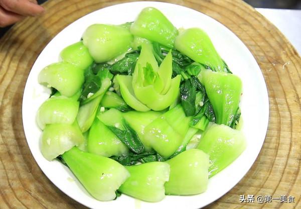 廚師長用菜根雕花,青菜搭配肉末簡單一炒,做出飯店的既視感 廚師長用菜根雕花,青菜搭配肉末簡單一炒,做出飯店的既視感