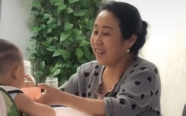 姥姥餵飯的專屬表情包，被媽媽記錄下來，網友：這表情包全國統一