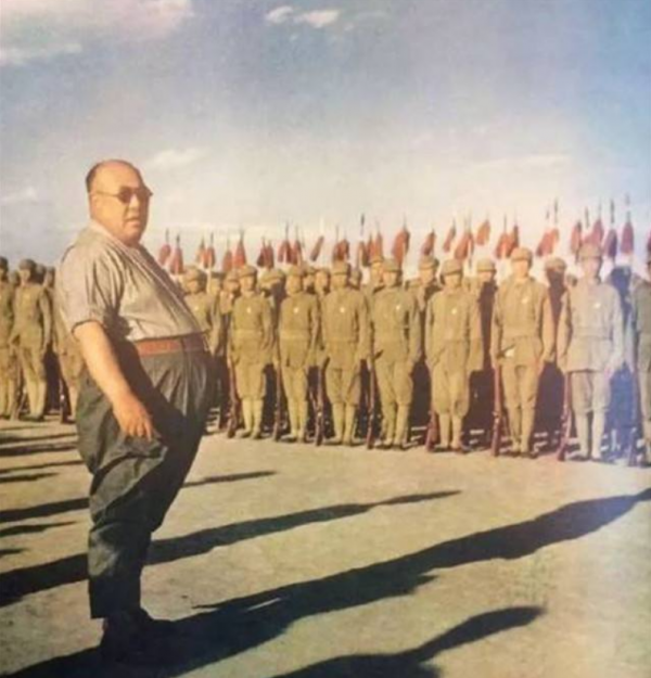 馬鴻逵晚年有多慘？被老蔣清算，帶3老婆逃美國，生活卻雞飛狗跳