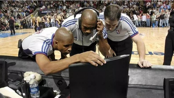 NBA裁判收入有多高？每年最高可賺55萬美元，季後賽期間甚至更多