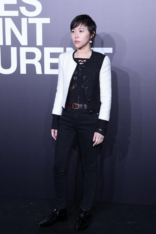 竇靖童終於找對風格了,西裝配條紋復古又高階,冷清氣質太像媽 竇靖童終於找對風格了,西裝配條紋復古又高階,冷清氣質太像媽