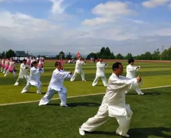 為何老人身上有一股味？50歲後養成3個習慣，或許老了沒味