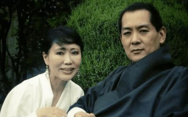 58歲不丹四王母一頭黑髮風韻猶存，在泰國享跪拜禮，佩瑪黯然失色