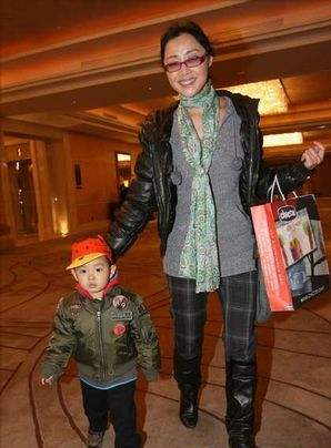 劉蓓：三婚再嫁張健，親兒子是她的開心果，大明星繼子卻讓她苦惱