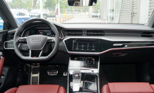 西裝暴徒的效能車,奧迪S7搭載2.9T V6引擎,動力十足 西裝暴徒的效能車,奧迪S7搭載2.9T V6引擎,動力十足