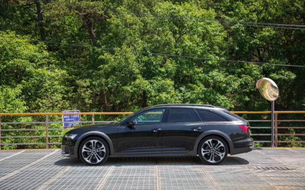 價格堅挺，一車難求，這臺小眾車在國內賣出“爆款”的感覺，牛