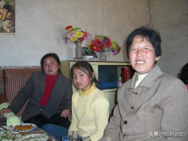 河北邯鄲農村過會,商販提前佈置攤位,簡單而質樸 河北邯鄲農村過會,商販提前佈置攤位,簡單而質樸