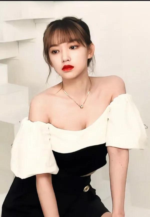 程瀟黑白一字肩抹胸裙搭配空氣劉海，美豔動人魅力四射