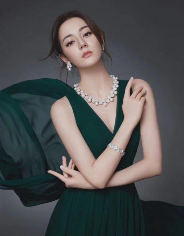 熱巴穿禮服絕了,官宣獨享超大排面,成為頂奢珠寶唯一全球代言人 熱巴穿禮服絕了,官宣獨享超大排面,成為頂奢珠寶唯一全球代言人