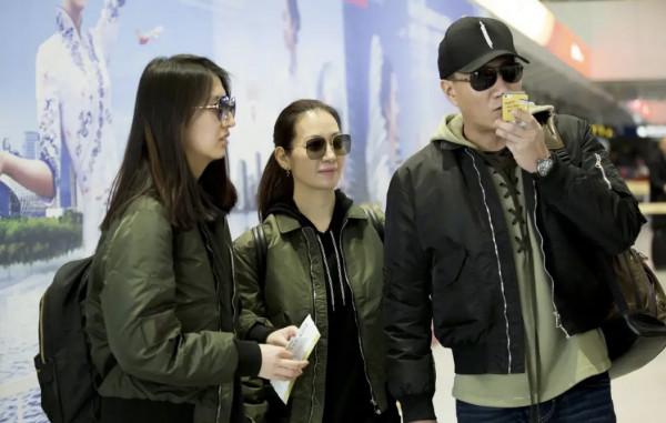 胡軍攜妻子女兒出鏡，三人同穿機車風夾克服，又酷又養眼