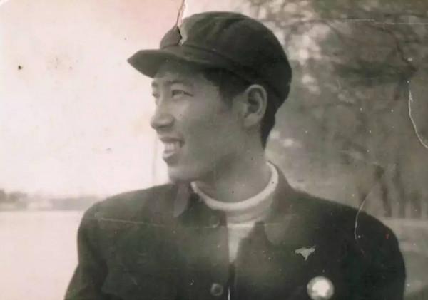 “傅明”文興宇：9歲喪父，妻子比他小6歲，一天三包煙患癌去世