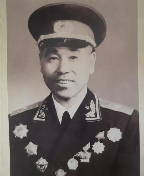 1943年，陳賡經常去延河邊，大家問他去幹嘛，他炫耀說：去接老婆