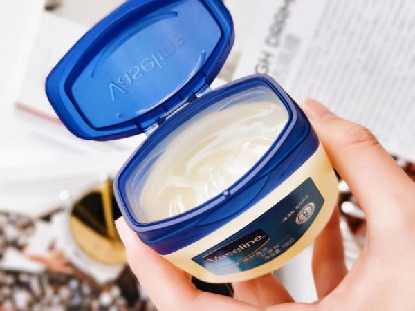 護膚有講究，58歲的徐阿姨臉上白白嫩嫩無皺紋，原來她這樣護膚