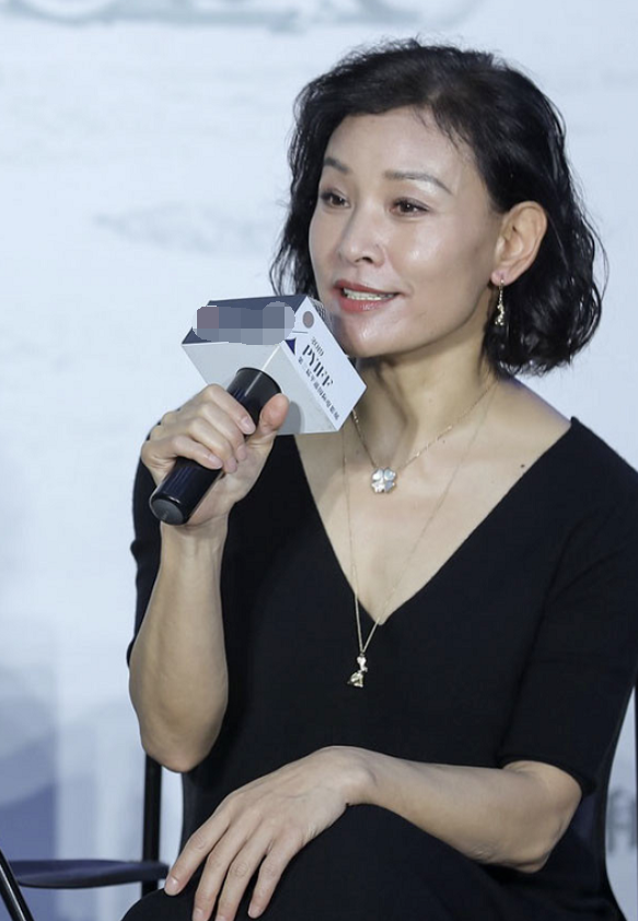 陳沖越老氣場越大,燙了摩卡波波頭短髮穿黑色連衣裙,簡約又優雅 陳沖越老氣場越大,燙了摩卡波波頭短髮穿黑色連衣裙,簡約又優雅