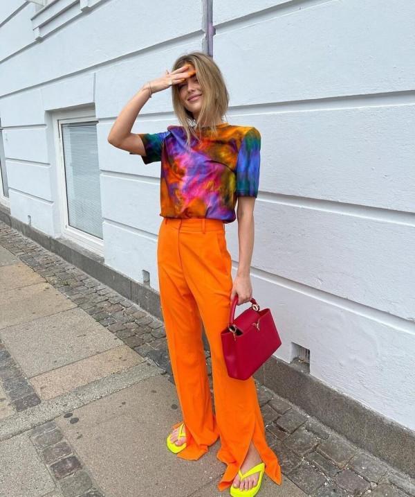 小個子女生不能錯過的褲子，顯高又顯瘦的開衩褲，穿對了超時髦