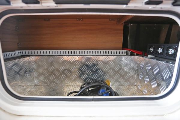 車高不到2.5米還有一個升降床，卓美亞小額頭房車適合一家三口