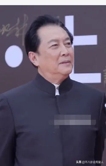 華鼎獎7位老戲骨現身！唐國強氣場強，鞏漢林給主持人鞠躬見人品