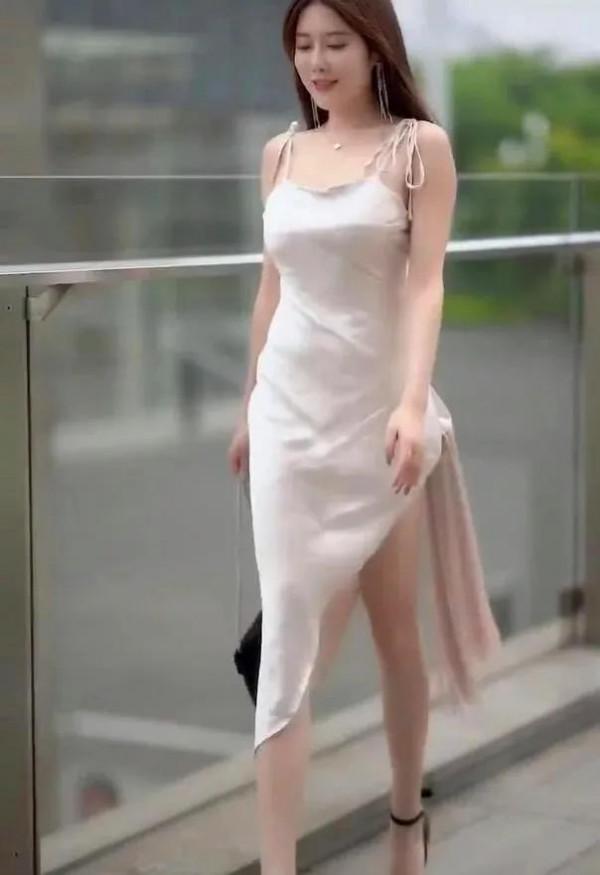 真絲吊帶連衣裙搭配時尚拖鞋，時尚優雅，女人味十 足