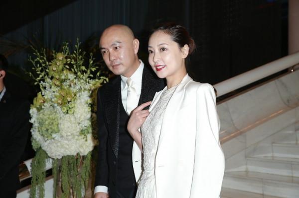 張衛健帶著老婆出門，張茜的穿搭是很優雅的，帶出門真有面子