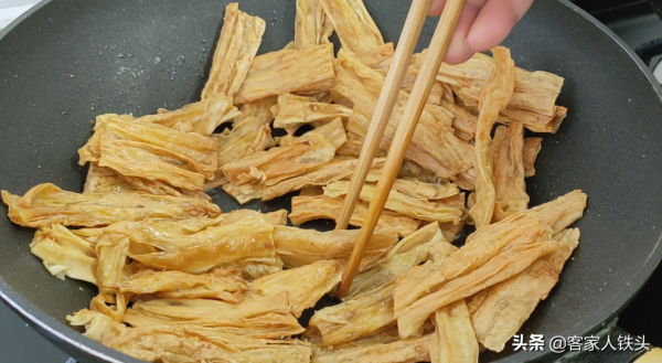 廣式羊肉煲正宗做法，掌握好關鍵一步，皮爽肉香味美，越吃越過癮