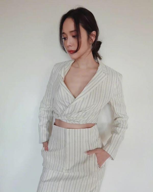 周杰倫前女友侯佩岑曬美圖，瘦到胸前骨頭明顯，神態憂鬱配文傷感