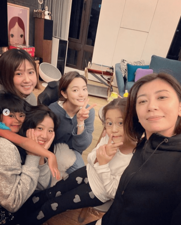 賈靜雯曬聚會照氣氛極佳 三個女兒齊出鏡畫面養眼
