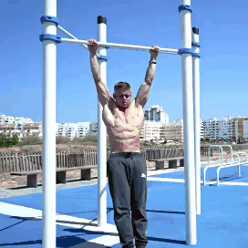 引體向上硬拉8個，已經屬於高手級別，背部和手臂肌肉力量強大