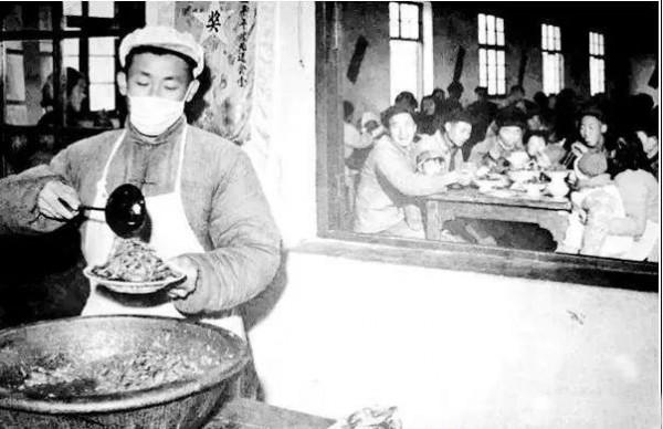 50年代集體時期吃大鍋飯的老照片，吃飯不花錢努力搞生產