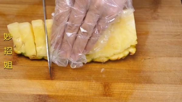 今天才知道，菠蘿還可以這樣切！不削皮不挖眼，真的太省事了