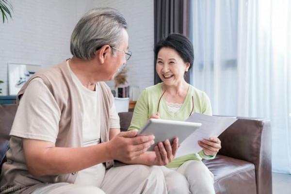 竹金仁寧可獨自面對孤獨的生活，不願讓保姆走進自己的內心世界