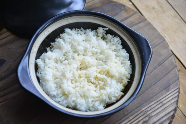 2014年廣西一男孩無依無靠，靠挖野菜為生，獲愛心捐款500萬