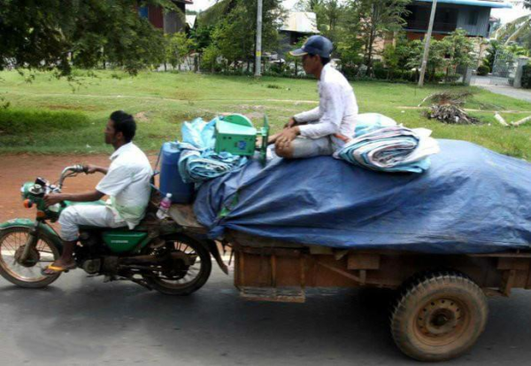 騎摩托車運鈔！柬埔寨人又開掛了