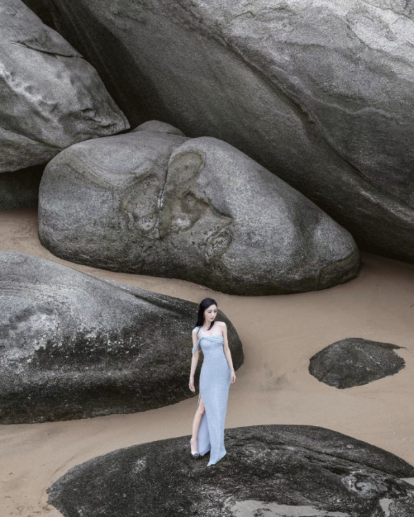 佟麗婭氣質真的很好，一襲藍色星鑽長裙溫婉低調，襯托完美姿態