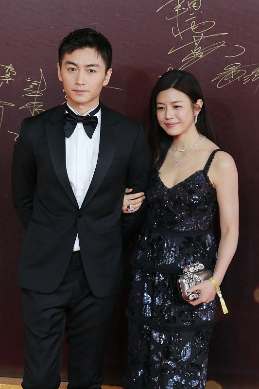 陳妍希與陳曉甜蜜挽手，身穿亮片裙有點顯壯，但“包子臉”挺可愛