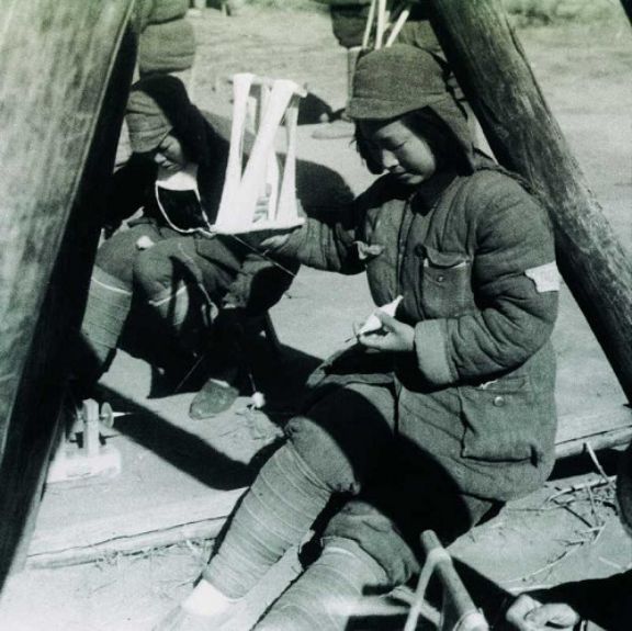 小姑娘冒險給紅軍送信，建國後毛主席邀她進京，她挑倆麻袋就去了