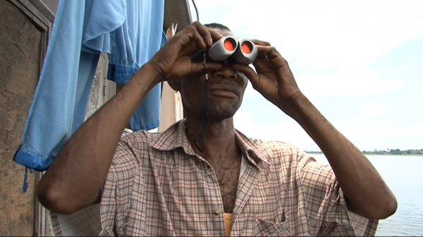 非洲瘋狂貨輪,竟然載上了2000人,遠遠看去就像一個漂浮的貧民窟 非洲瘋狂貨輪,竟然載上了2000人,遠遠看去就像一個漂浮的貧民窟