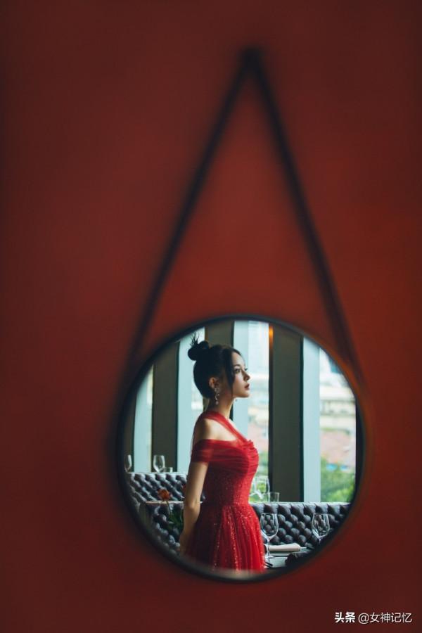 古力娜扎穿一襲紅色紗裙,嫵媚動人 古力娜扎穿一襲紅色紗裙,嫵媚動人