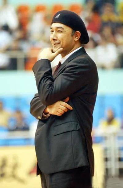 CBA：看球，還看個球啊！球迷反水、教練互罵、墊腳傷人，真亂