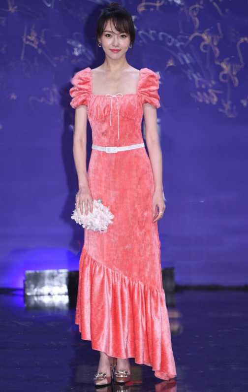 唐嫣這平板身材真養眼，土味條絨裙也穿出時髦感，37歲嫩成17歲