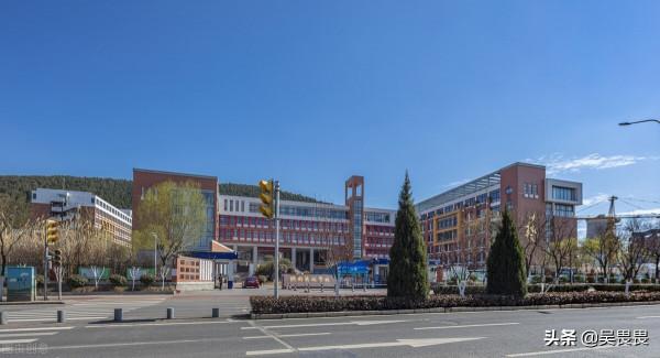 學校規定不準帶食品入校，初一新生被迫連喝11瓶牛奶