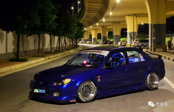 經典的馬自達323依然還有很多人玩，只需7000塊就能買來快樂