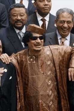 卡扎菲會見英國首相時，光著腳放了一個響屁，表達他的不屑