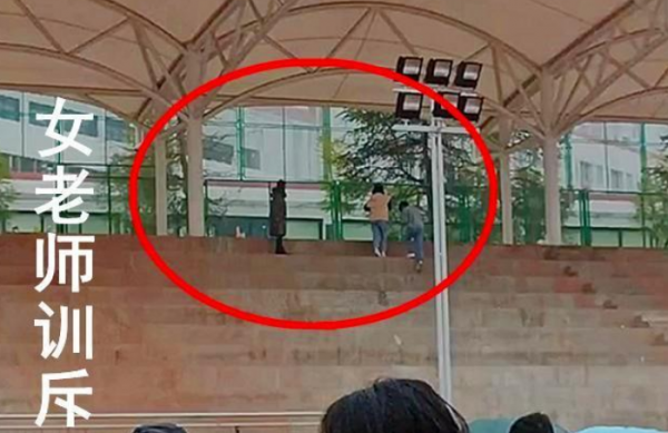 雲南某高校操場，大學生情侶看臺上“親密運動”，引百名學生圍觀