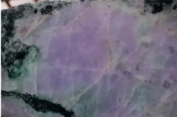 沒人惦記的原石,滿身是裂卻切出了一隻雞 沒人惦記的原石,滿身是裂卻切出了一隻雞