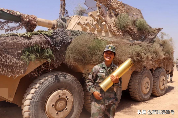 牛！女兵開上了裝甲車