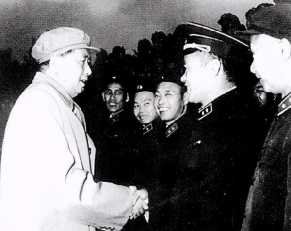 82年杜義德退居二線後，提出要撰寫回憶錄，鄧小平：你不要湊熱鬧