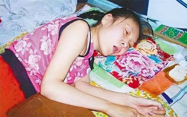 河北35歲懶惰女孩，臥床裝癱讓家人照顧20年，監控戳穿多年騙局