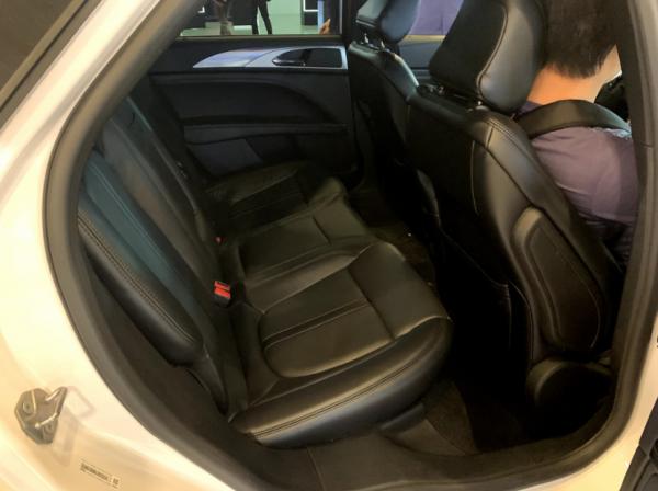 採用傳統的內飾設計,乘坐空間略顯侷促,入門級豪車林肯MKZ 採用傳統的內飾設計,乘坐空間略顯侷促,入門級豪車林肯MKZ