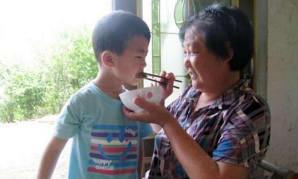 姥姥餵飯的專屬表情包，被媽媽記錄下來，網友：這表情包全國統一