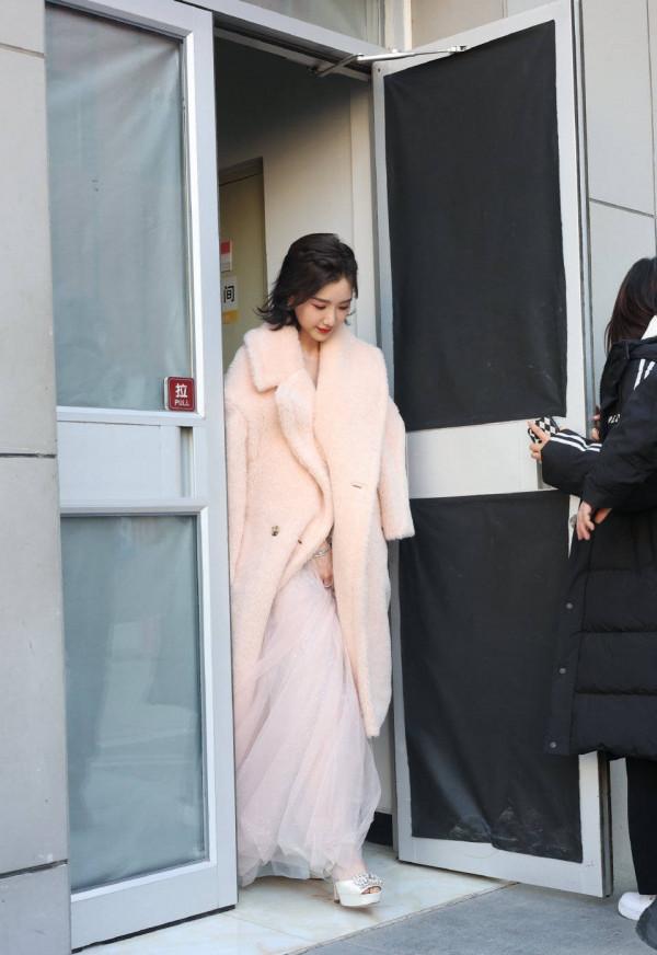 毛曉彤百花迎春晚會路透曝光 甜美可人